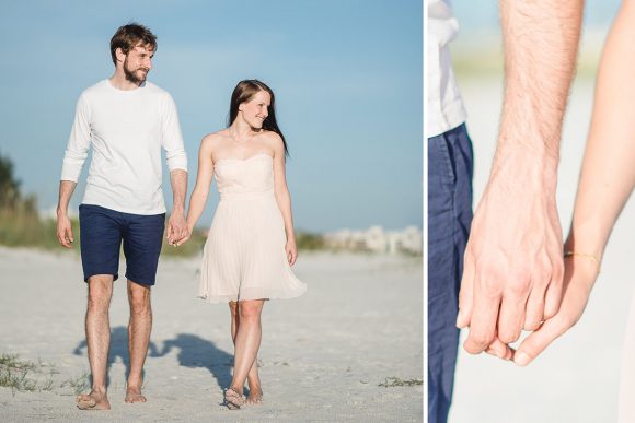 Paar geht durch die Dünen am Strand in Florida