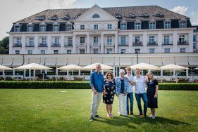 Filitz-Fotografie Familienshooting in Travemuende Familienfotos vor dem Hotel Arosa
