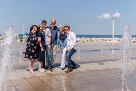 Filitz-Fotografie Familienshooting in Travemuende Familienfotos auf der Promenade