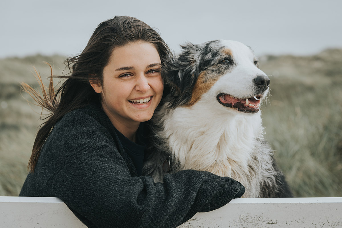 Filitz-Fotografie-Portrait-junge-frau-amrum-mit-hund-