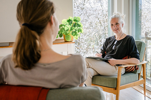 businessfoto-astrid-beratung-schroeder-heilpraktikerin-mit-patientin