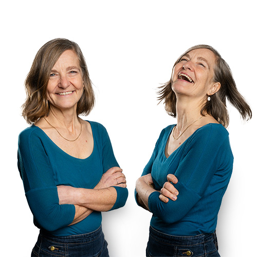 zwei Businessportraits einer lächelnden Frau in Freizeitkleidung vor weissem Hintergrund, aufgenommen von Fotografin Sonja Filitz im Studio