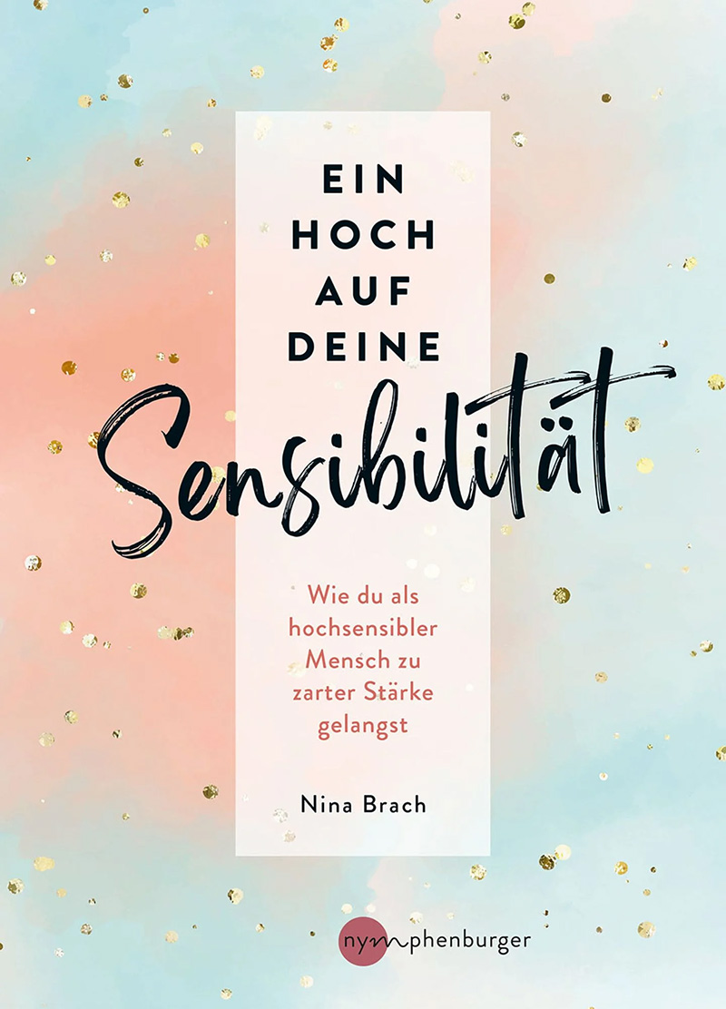 ein-hoch-auf-deine-sensibilitaet-taschenbuch-nina-brach Nina Brach coaching Lübeck Berlin steht an Backstein gelehnt aufgenommen von Fotografin Sonja Filitz in Lübeck
