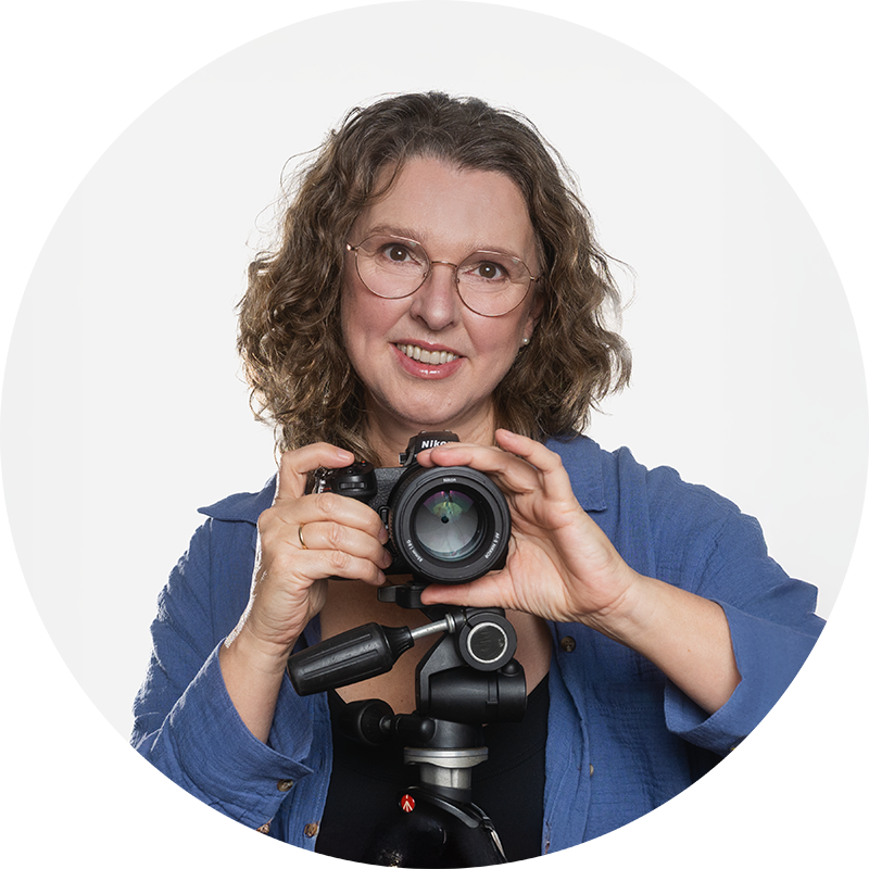 sonja-filitz-fotografin-portrait-mit-kamera Sonja Filitz Fotografin Portrait mit Kamera