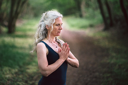 yoga-outdoor-astrid-beratung-schroeder-heilpraktikerin-mit-patientin