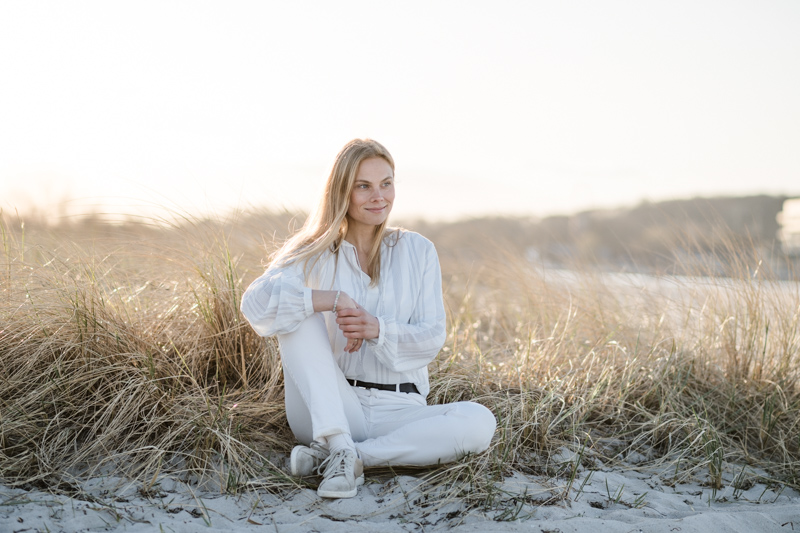 Portrait-yogalehrerin-jessica-beckmann-graeser-natur