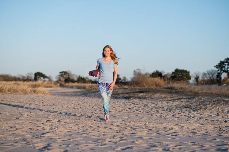 Portrait-yogalehrerin-mit Yogamatte-jessica-beckmann-strand