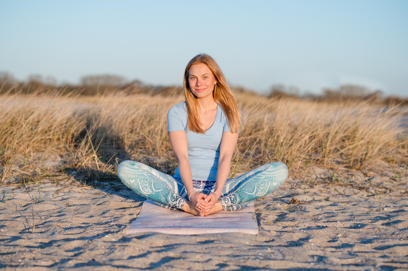 Yogalehrerin-jessica-beckmann-graeser-strand-ostsee