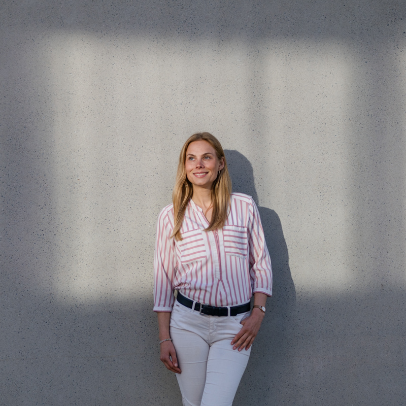 zwei Businessportraits einer lächelnden Frau in Freizeitkleidung vor weissem Hintergrund, aufgenommen von Fotografin Sonja Filitz im Studio