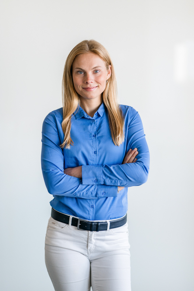 smart-business_portrait-jessica-beckmann-heller-hintergrund Businessportrait Jessica Beckmann heller Hintergrund fotografiert von Sonja Filitz