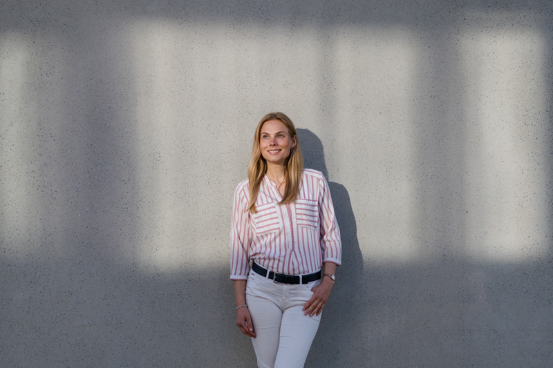 smart-business_portrait-jessica-beckmann-niendorf Businessportrait Jessica Beckmann outdoor Travemünde fotografiert von Sonja Filitz