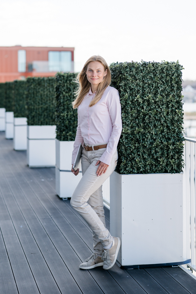 smart-business_portrait-jessica-beckmann-travemuende-outdoor Businessportrait Jessica Beckmann outdoor Travemünde fotografiert von Sonja Filitz