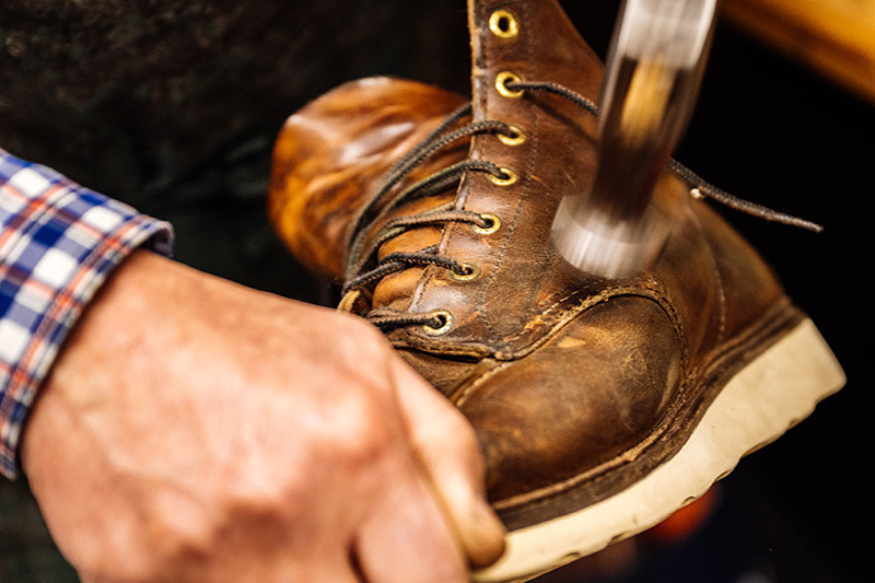Schuhmachermeister Ulrich Axler repariert Red Wing Schuhe in der Werkstatt, Foto Sonja Filitz